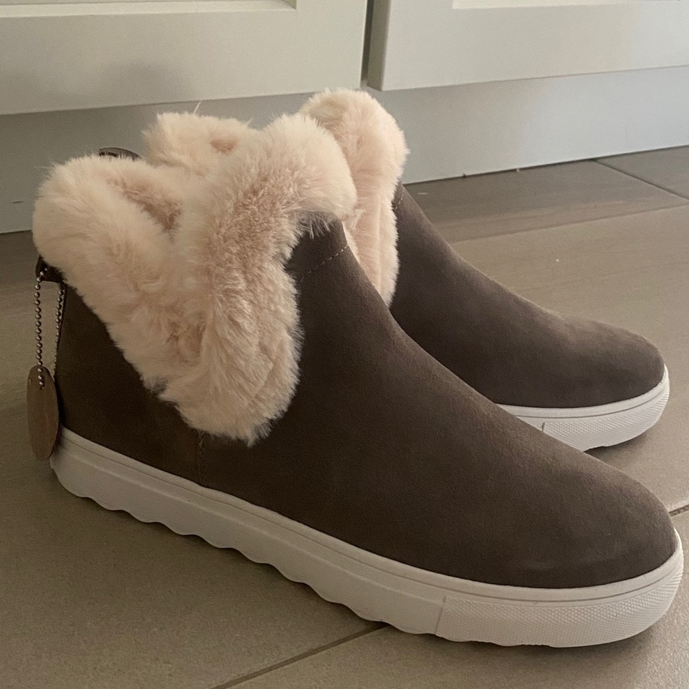 J/slides NWT in box size 8 furry booties